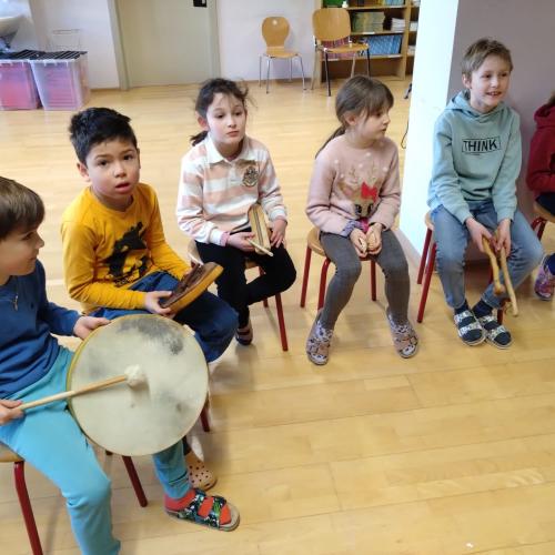 Kinder mit Rhythmus-Instrumenten