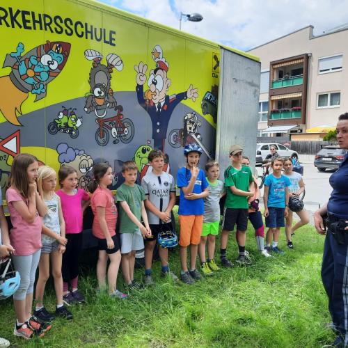 Kinder mit Polizistin