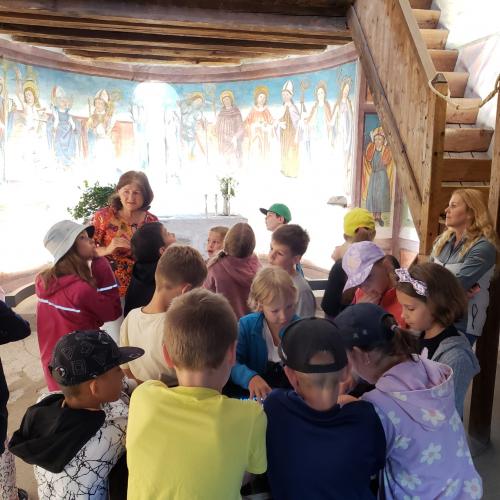 Kinder in Schlosskapelle