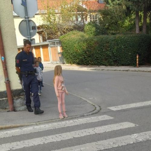 Polizist und Kind am Straßenrand