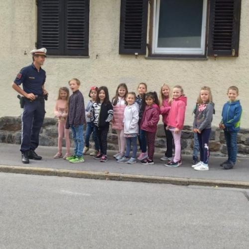 Polizist und Kinder am Straßenrand