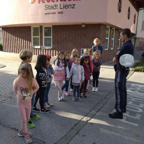 Polizist und Kinder