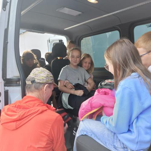 Kinder in Rettungsauto