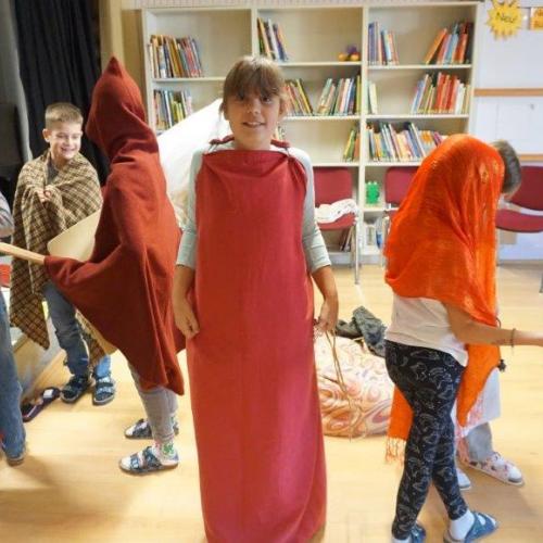 Mädchen als Römerin verkleidet