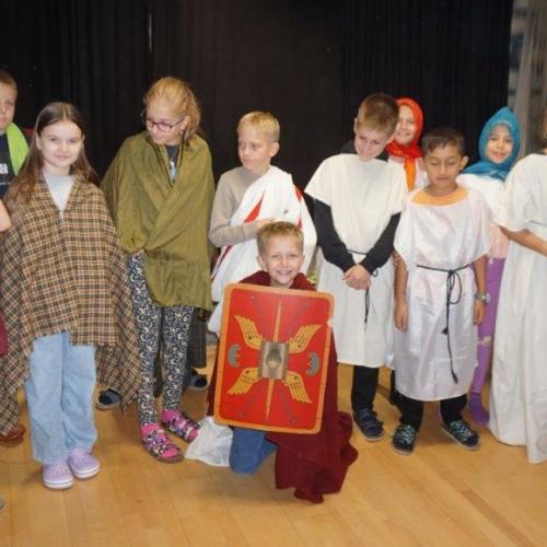 Kindergruppe als Römer verkleidet