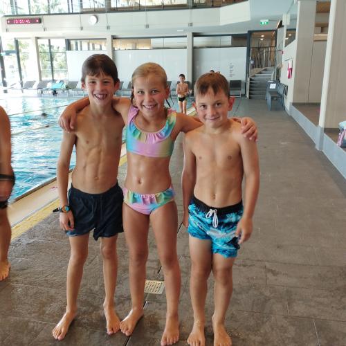 3 Kinder im Schwimmbad
