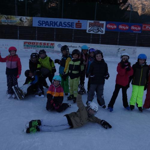 Kindergruppe auf Eislaufplatz