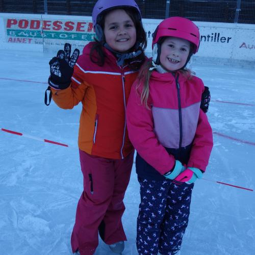 2 Mädchen beim Eislaufen