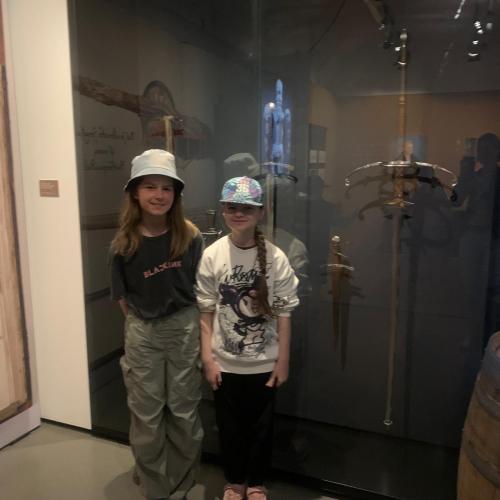 zwei Mädchen im Museum