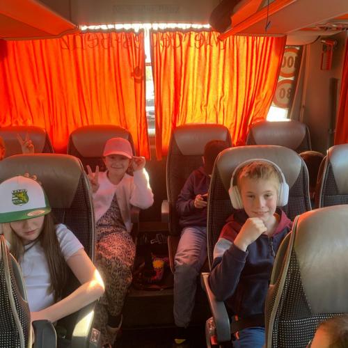 Kinder in Bus