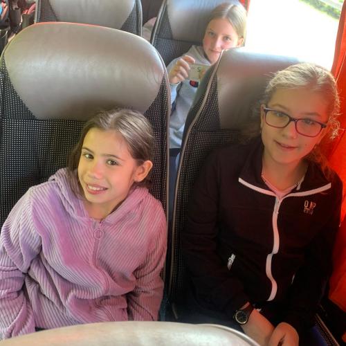 zwei Mädchen in Bus