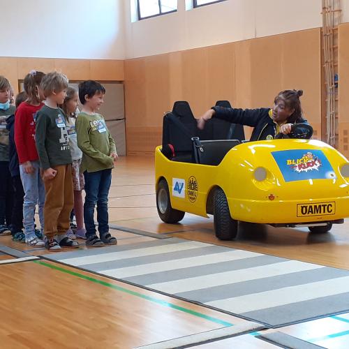 Kinder und kleines Elektroauto