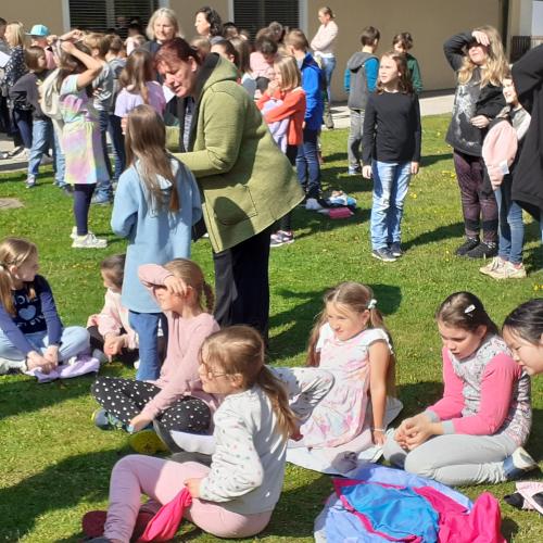 Kinder im Schulgarten