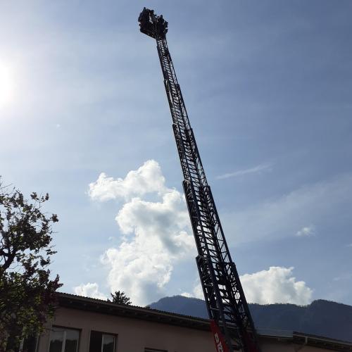 hoch ausgefahrene Drehleiter bei Feuerwehrübung