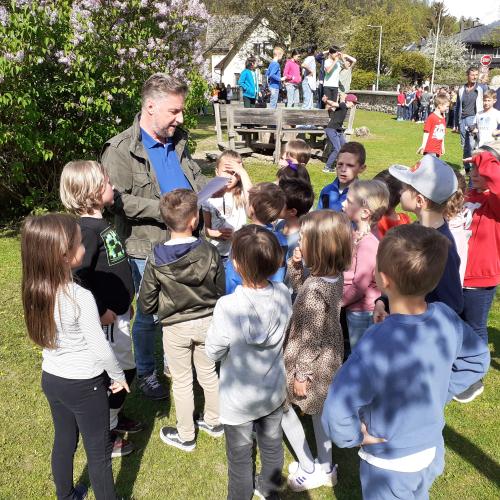 Lehrer zählt Kinder ab