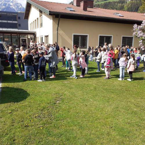 Kinder sind im Schulgarten versammelt