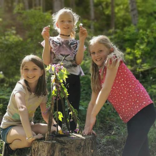 Mädchen an Baumstumpf
