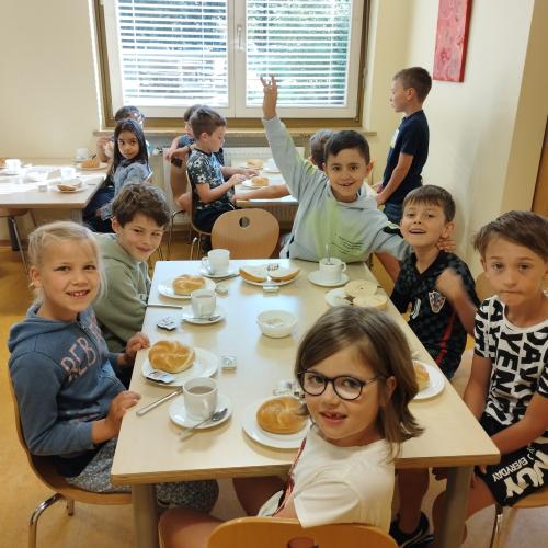 Kinder beim gemeinsamen Frühstück