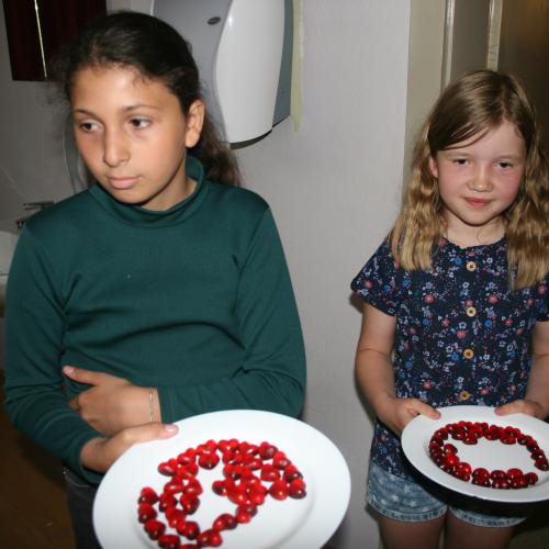 Mädchen präsentieren Teller mit Fruchtgummis
