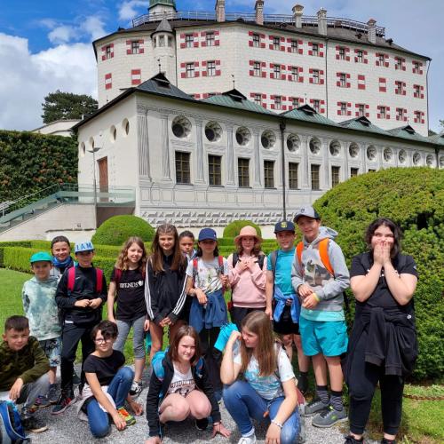Schulklasse vor Schloss Ambras