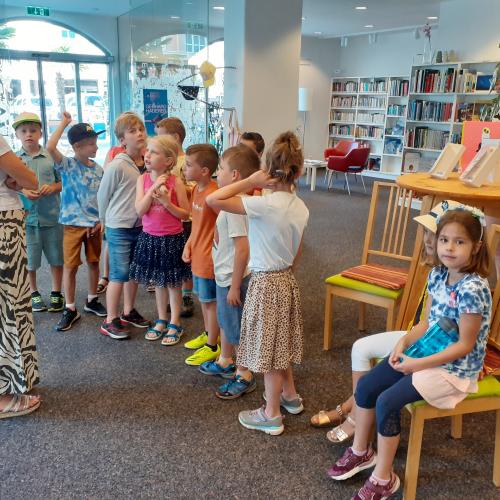 Kinder in der Bücherei