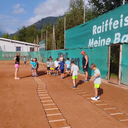Koordinationsübungen auf dem Tennisplatz