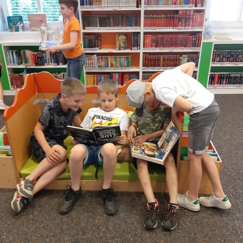 Kinder lesen gemeinsam