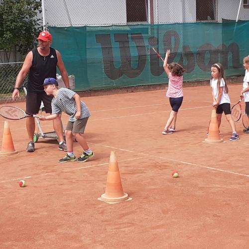 Kinder beim Tenniskurs