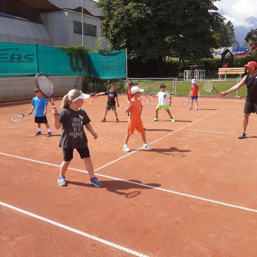 Kinder beim Tenniskurs