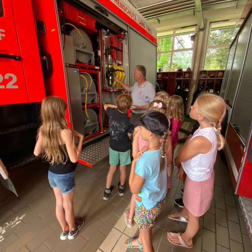 Kinder vor Feuerwehrauto