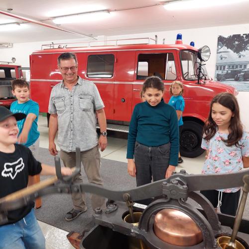 Kinder im Feuerwehrmuseum