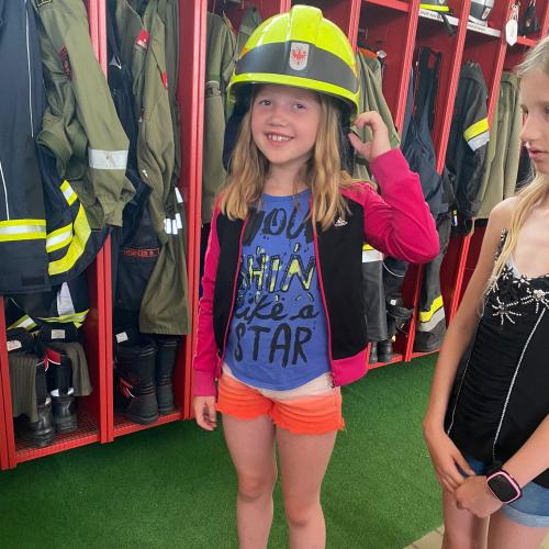 Mädchen mit Feuerwehrhelm