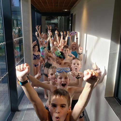 Kinder in Schwimmbad