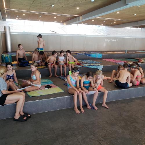 Kinder in Schwimmbad