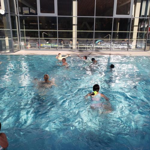 Kinder in Schwimmbecken
