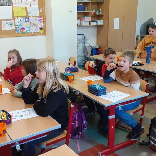 Kinder in Klassenzimmer