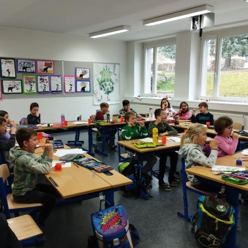 Kinder sitzen in Klassenzimmer