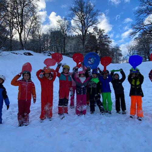 Kinder auf Schneehang