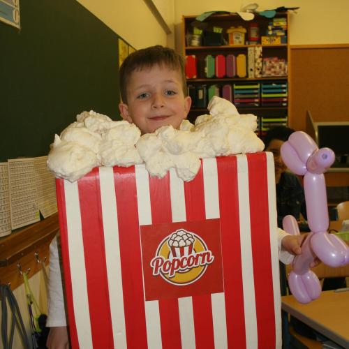 Kind als Popcornschachte verkleidet