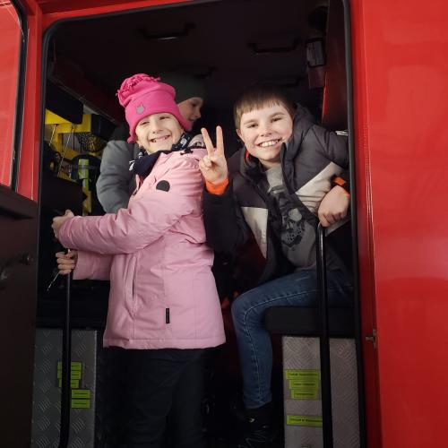 Kinder schauen aus Feuerwehrauto