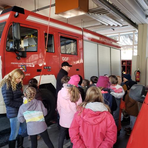 Kinder mit Feuerwehrautos