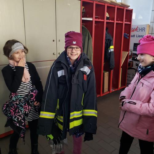 Mädchen in Feuerwehrjacke