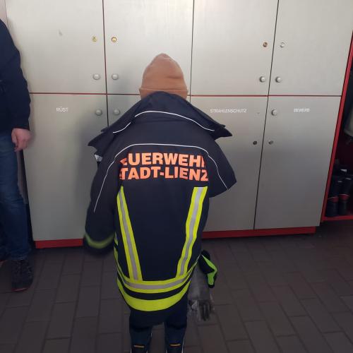 Kind mit Feuerwehrjacke