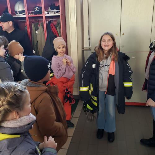 Mädchen in Feuerwehrjacke