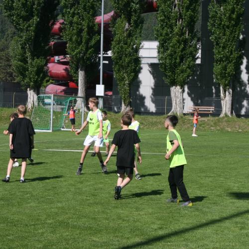 Kinder spielen Fußball
