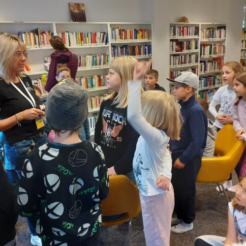 Kinder in Bücherei