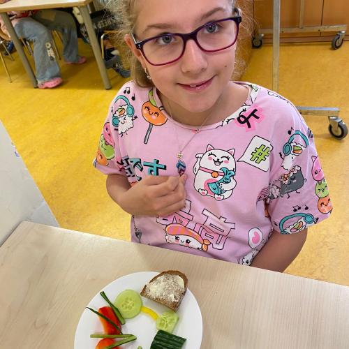 Mädchen mit Gemüse auf dem Teller