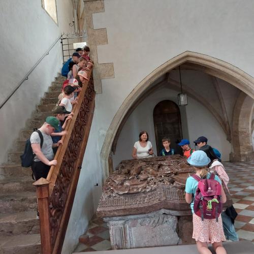 Kinder in Kirche auf Treppe