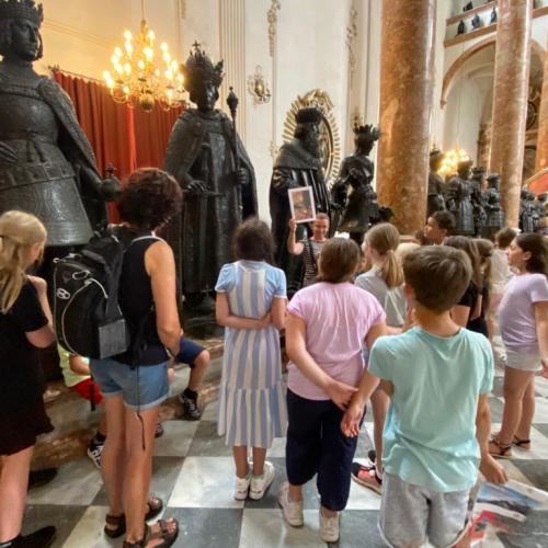 Kinder in Kirche mit Statuen