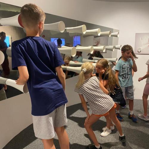 Kinder in Museum